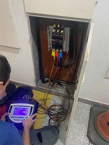 Engenheiro orientando síndico durante inspeção elétrica em condomínio