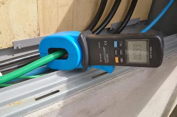 Medição de aterramento elétrico realizada com terrômetro digital