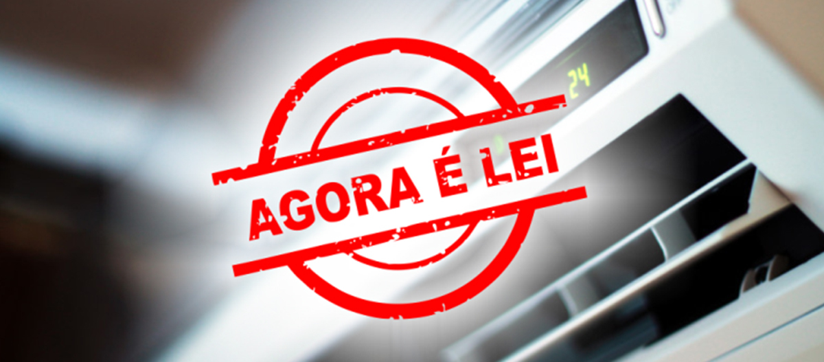 Técnico vistoriando sistema de climatização em edifício corporativo para emissão de laudo PMOC