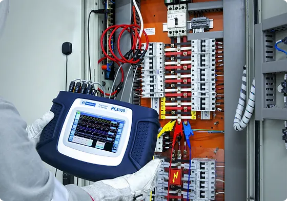 Equipamento realizando análise de qualidade de energia elétrica em painel industrial