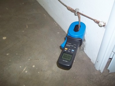 Técnico utilizando terrômetro digital para medição de resistência de aterramento