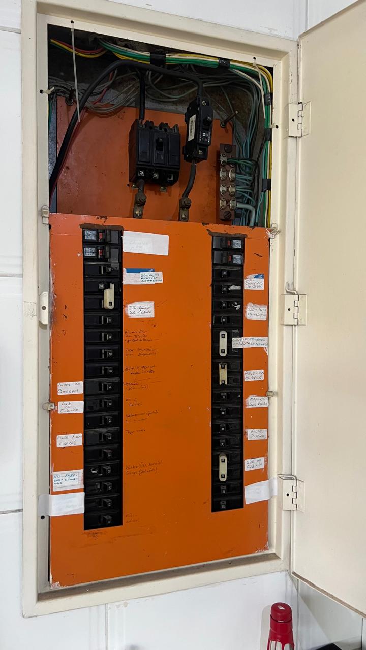 Quadro de energia sendo inspecionado em casa do Campo Limpo, SP