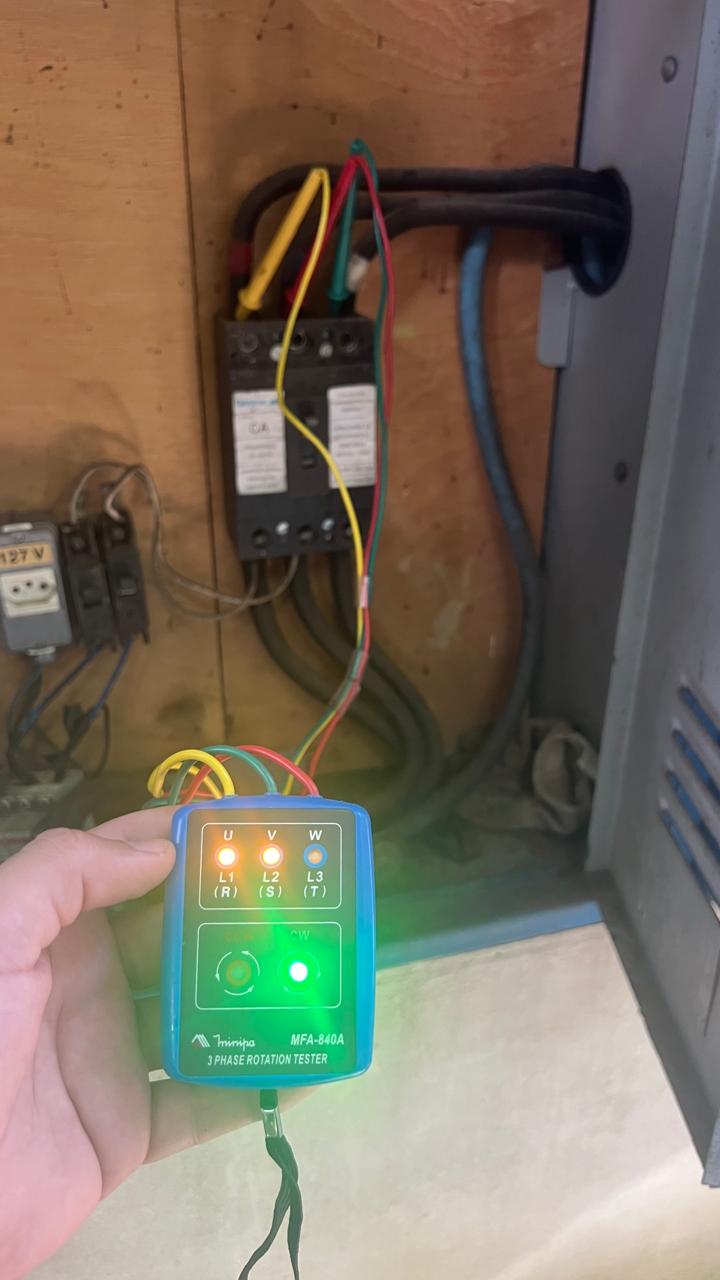 Quadro elétrico residencial com base de madeira – Santo Amaro