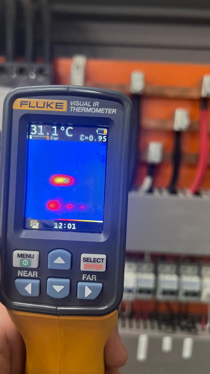 Quadro de energia sendo inspecionado em residência no Brooklin, São Paulo