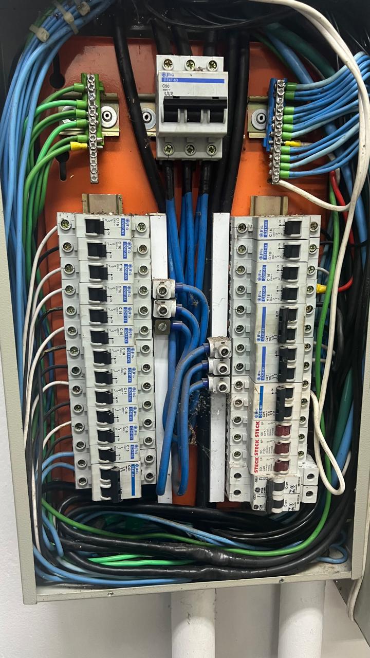 Quadro de energia residencial com erro na ligação do neutro – Vila Mariana